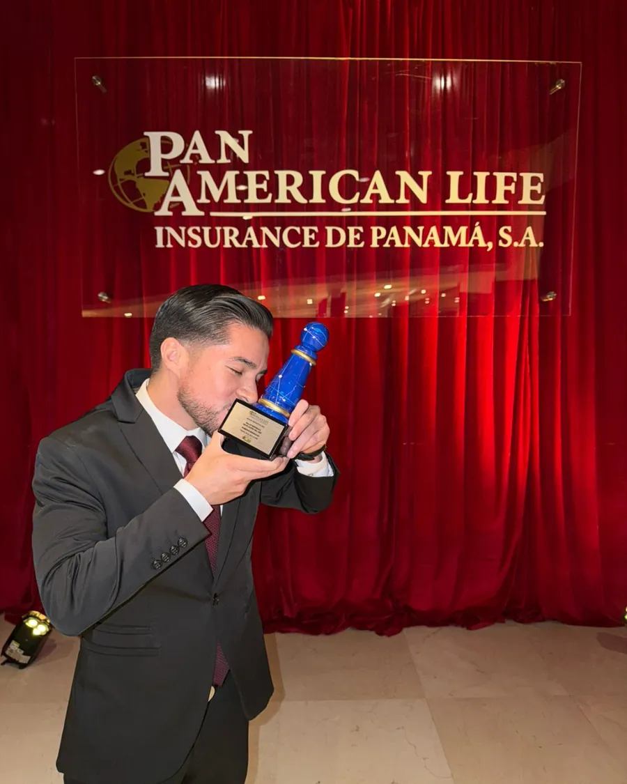 Roberto Biendicho con el premio Revelación del Año 2025 de Pan American Life